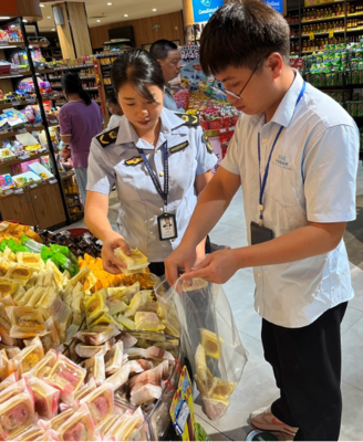 廣西興安縣市場(chǎng)監(jiān)管局開(kāi)展中秋月餅食品安全專項(xiàng)排查，保障節(jié)日期間食品銷售安全